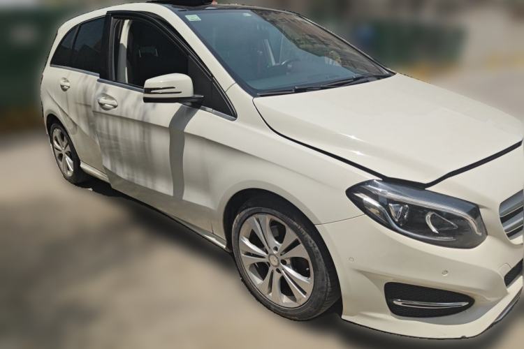 Used Mercedes-Benz B-Class 2015 B 200 Fashion Model Front Right 45 Deg