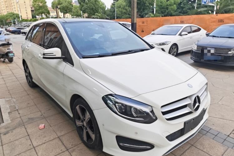 Used Mercedes-Benz B-Class 2015 B 200 Fashion Model Front Right 45 Deg