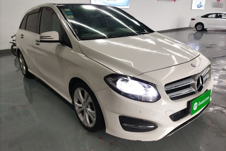Used Mercedes-Benz B-Class 2015 B 200 Sport Edition Front Right 45 Deg