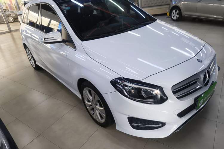 Used Mercedes-Benz B-Class 2015 B 200 Fashion Model Front Right 45 Deg