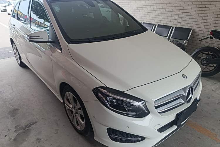 Used Mercedes-Benz B-Class 2015 B 200 Fashion Model Front Right 45 Deg