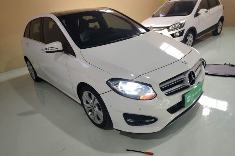 Used Mercedes-Benz B-Class 2015 B 200 Sport Edition Front Right 45 Deg
