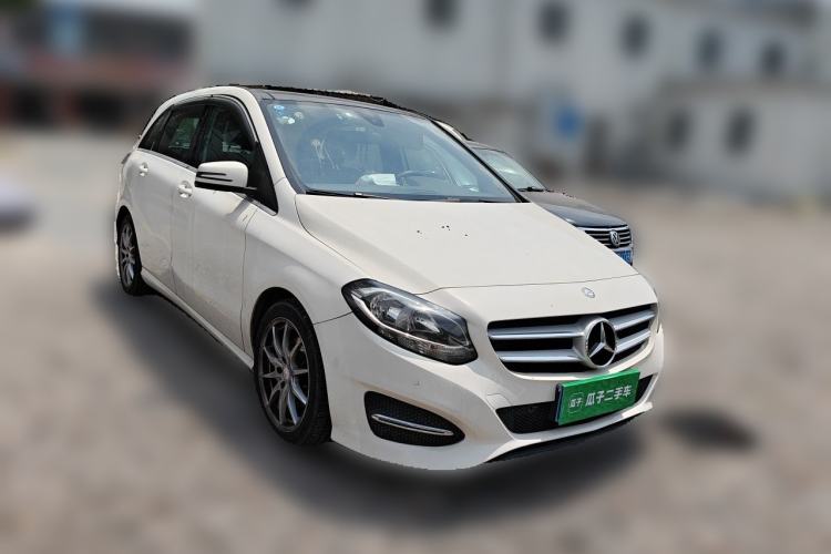 Used Mercedes-Benz B-Class 2015 B 200 Sport Edition Front Right 45 Deg