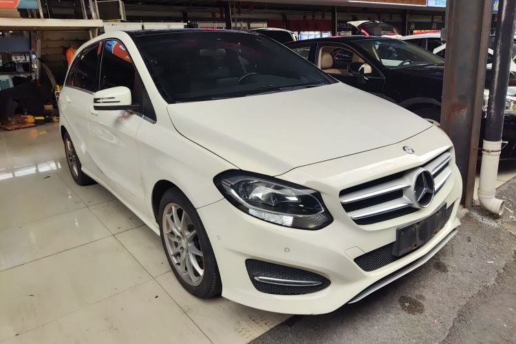 Used Mercedes-Benz B-Class 2015 B 200 Sport Edition Front Right 45 Deg
