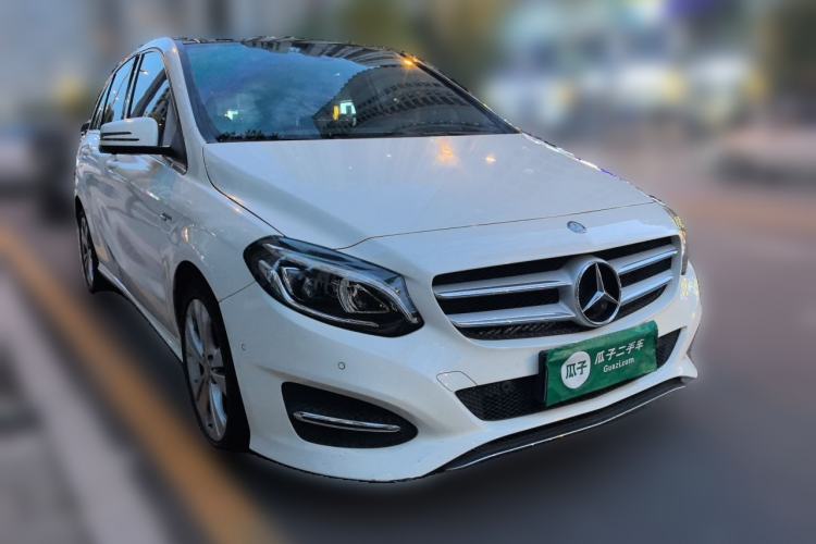 Used Mercedes-Benz B-Class 2015 B 200 Fashion Model Front Right 45 Deg