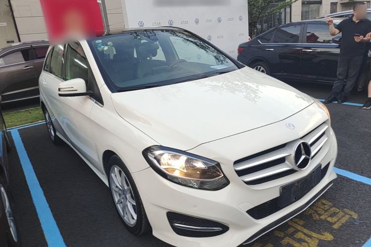 Used Mercedes-Benz B-Class 2015 B 200 Sport Edition Front Right 45 Deg