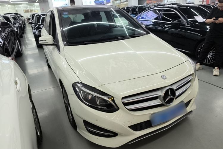 Used Mercedes-Benz B-Class 2015 B 200 Fashion Model Front Right 45 Deg