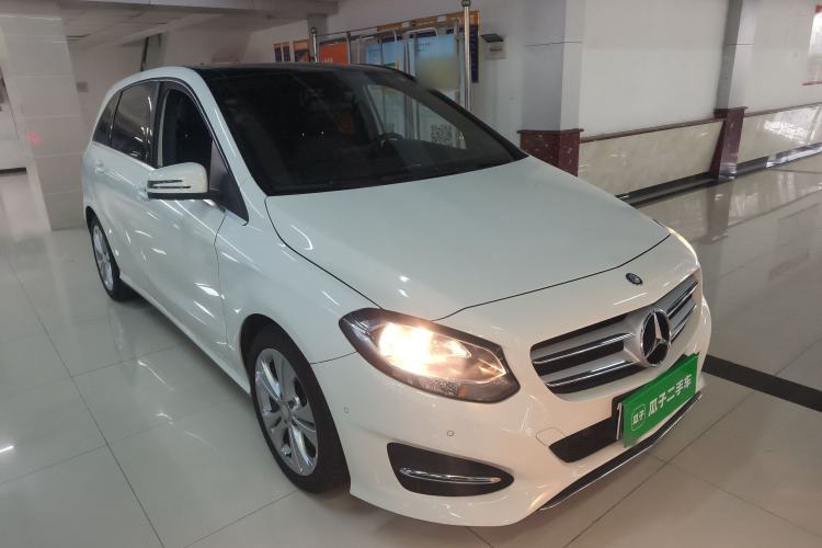 Used Mercedes-Benz B-Class 2015 B 200 Sport Edition Front Right 45 Deg
