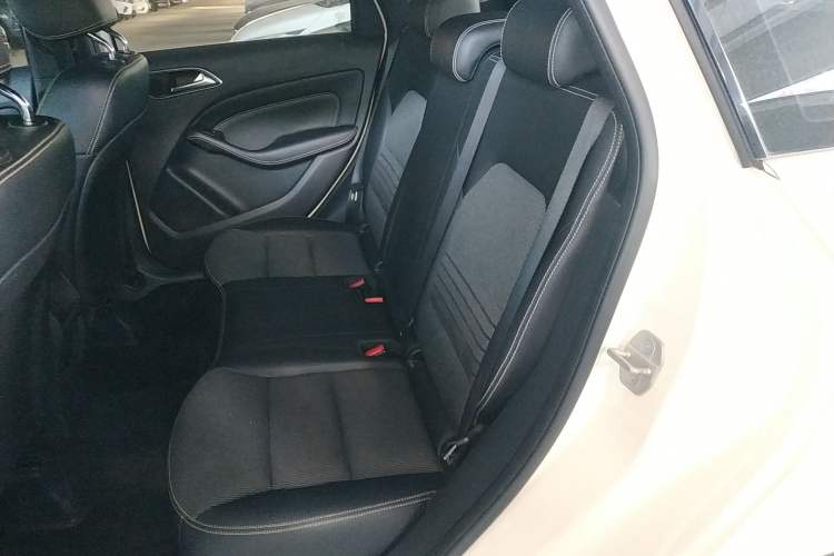 Used Mercedes-Benz B-Class 2015 B 200 Sport Edition Interior 4