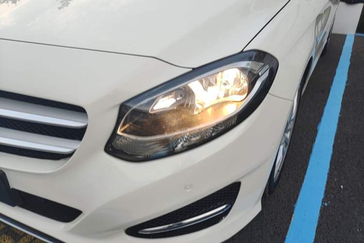 Used Mercedes-Benz B-Class 2015 B 200 Sport Edition Left Front Headlight