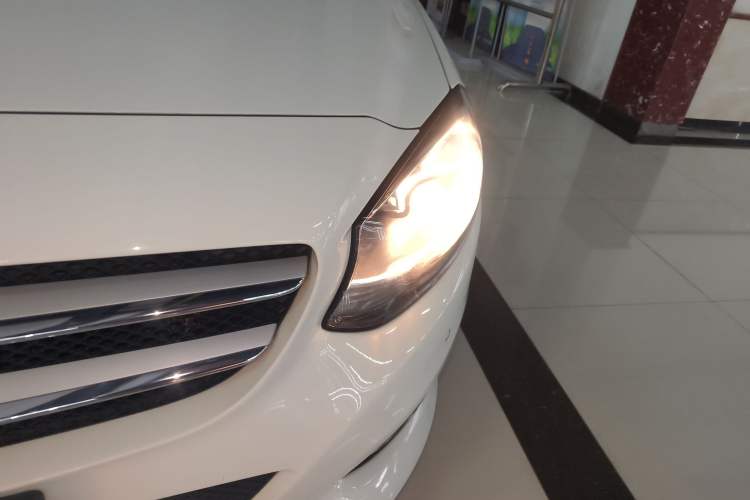Used Mercedes-Benz B-Class 2015 B 200 Sport Edition Left Front Headlight