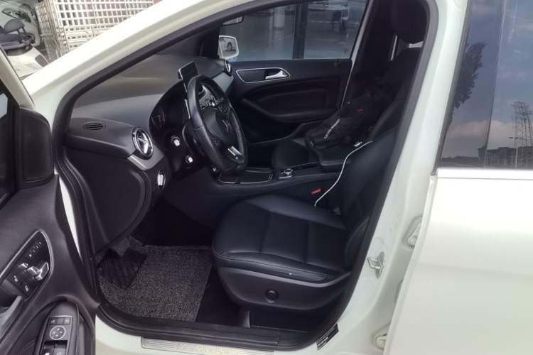 Used Mercedes-Benz B-Class 2015 B 200 Fashion Model Left Front Seat