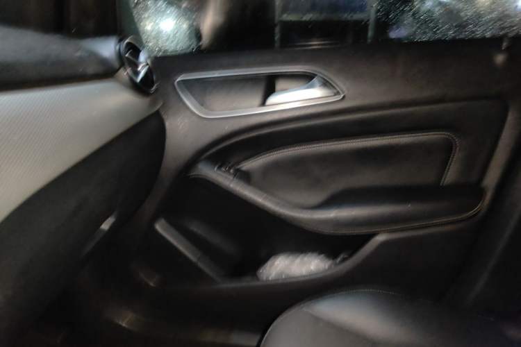 Used Mercedes-Benz B-Class 2015 B 200 Sport Edition Left Rear Seat