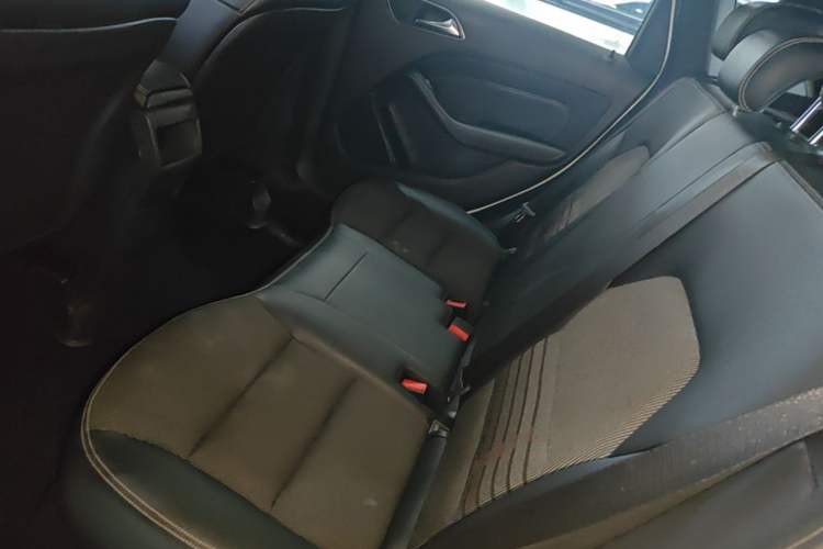 Used Mercedes-Benz B-Class 2015 B 200 Sport Edition Left Rear Seat