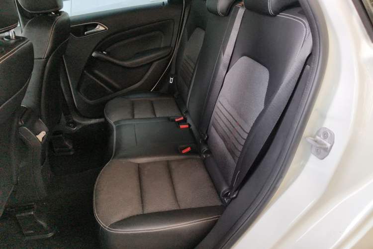 Used Mercedes-Benz B-Class 2015 B 200 Sport Edition Left Rear Seat