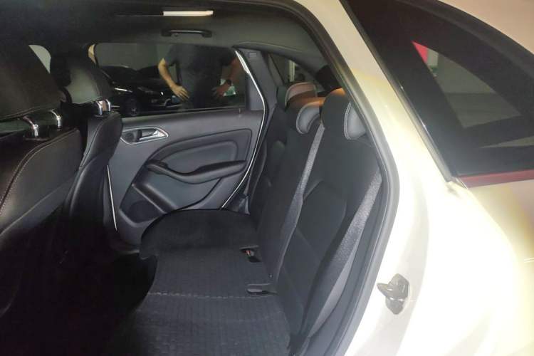 Used Mercedes-Benz B-Class 2015 B 200 Fashion Model Left Rear Seat