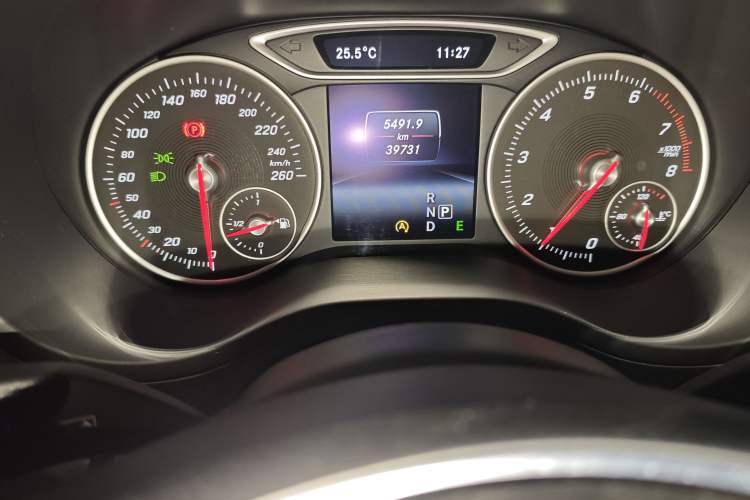Used Mercedes-Benz B-Class 2015 B 200 Fashion Model Odometer Close Up