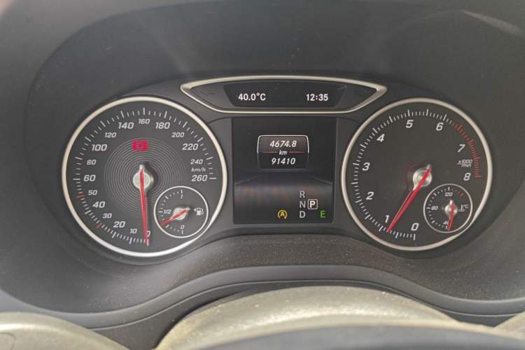Used Mercedes-Benz B-Class 2015 B 200 Fashion Model Odometer Close Up