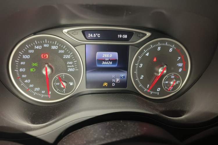 Used Mercedes-Benz B-Class 2015 B 200 Sport Edition Odometer Close Up
