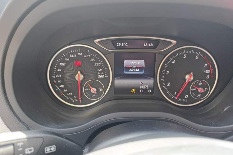 Used Mercedes-Benz B-Class 2015 B 200 Sport Edition Odometer Close Up