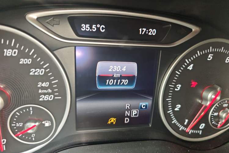 Used Mercedes-Benz B-Class 2015 B 200 Sport Edition Odometer Close Up