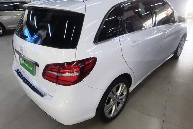 Used Mercedes-Benz B-Class 2015 B 200 Fashion Model Rear Right 45 Deg