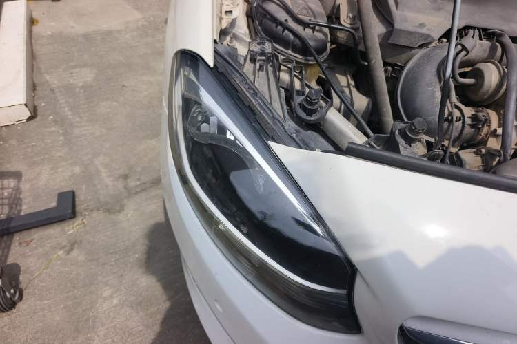 Used Mercedes-Benz B-Class 2015 B 200 Sport Edition Right Front Headlight
