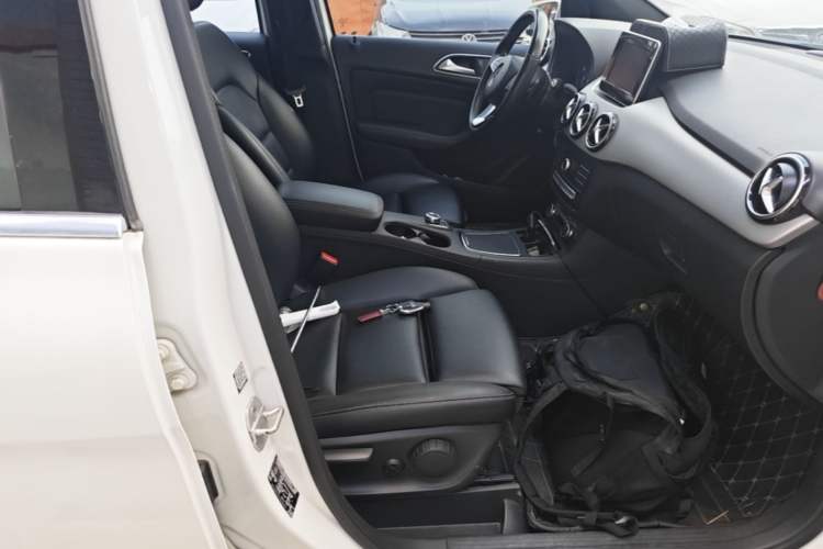 Used Mercedes-Benz B-Class 2015 B 200 Fashion Model Right Front Seat