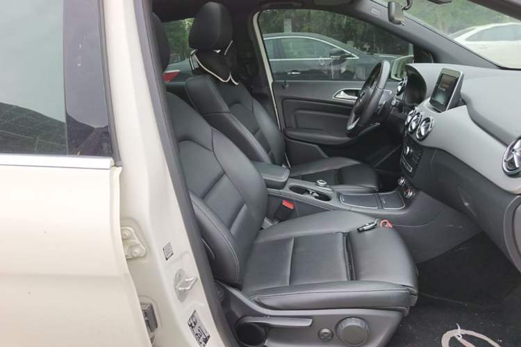 Used Mercedes-Benz B-Class 2015 B 200 Fashion Model Right Front Seat