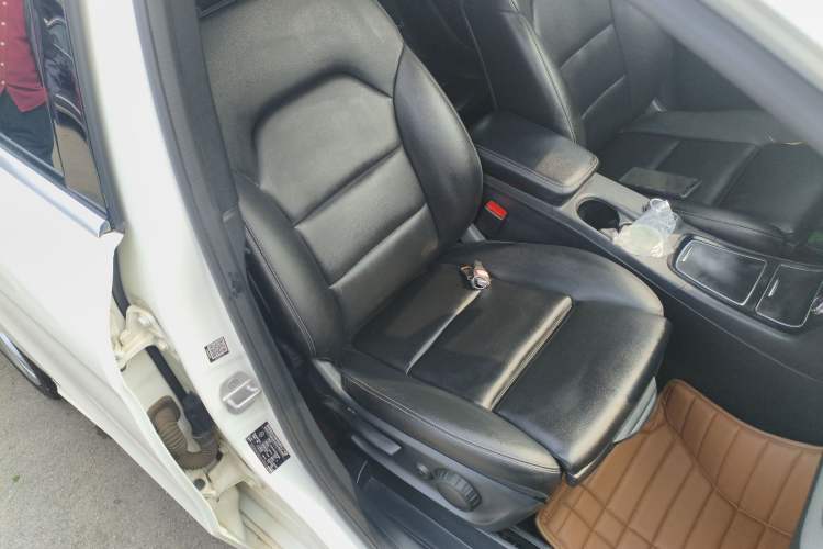 Used Mercedes-Benz B-Class 2015 B 200 Fashion Model Right Front Seat