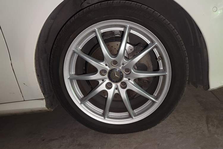 Used Mercedes-Benz B-Class 2015 B 200 Sport Edition Right Front Wheel Hub