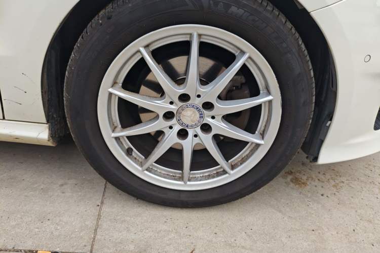Used Mercedes-Benz B-Class 2015 B 200 Sport Edition Right Front Wheel Hub