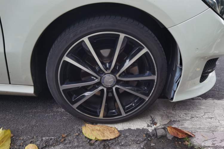 Used Mercedes-Benz B-Class 2015 B 200 Luxury Model Right Front Wheel Hub