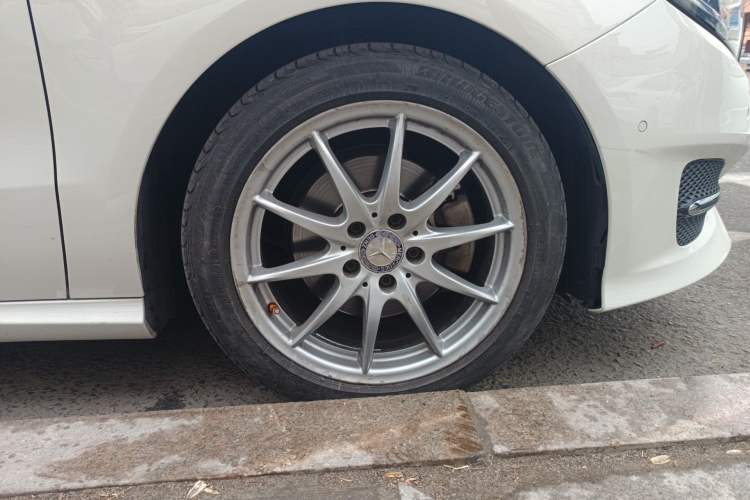 Used Mercedes-Benz B-Class 2015 B 200 Sport Edition Right Front Wheel Hub