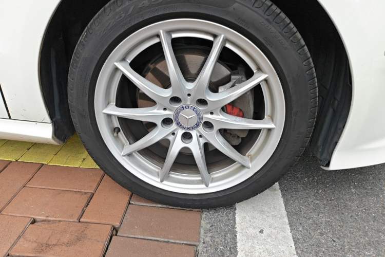 Used Mercedes-Benz B-Class 2015 B 200 Sport Edition Right Front Wheel Hub