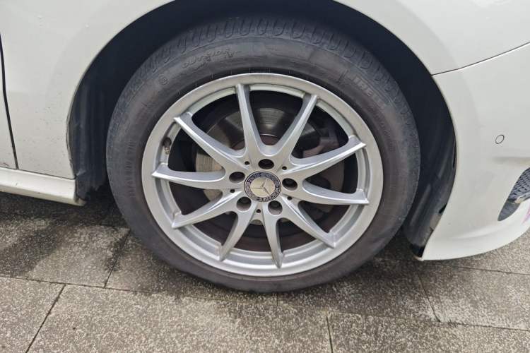 Used Mercedes-Benz B-Class 2015 B 200 Sport Edition Right Front Wheel Hub