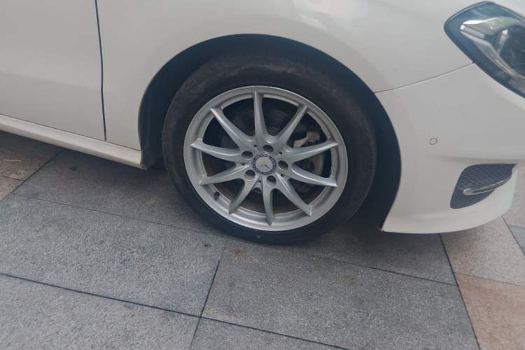 Used Mercedes-Benz B-Class 2015 B 200 Sport Edition Right Front Wheel Hub