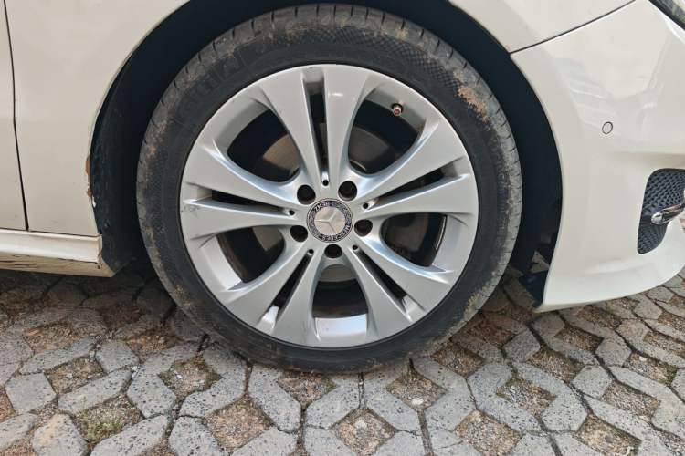 Used Mercedes-Benz B-Class 2015 B 200 Sport Edition Right Front Wheel Hub