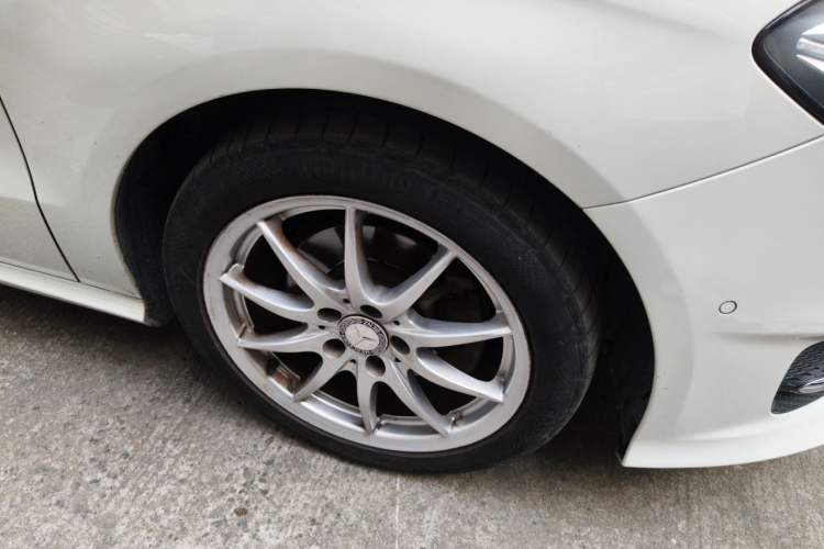 Used Mercedes-Benz B-Class 2015 B 200 Sport Edition Right Front Wheel Hub