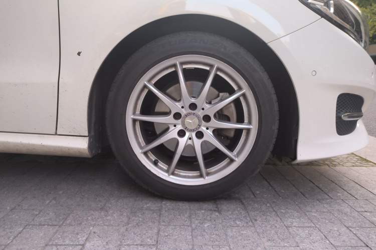 Used Mercedes-Benz B-Class 2015 B 200 Sport Edition Right Front Wheel Hub
