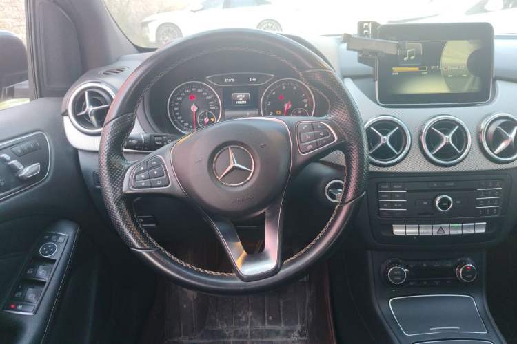 Used Mercedes-Benz B-Class 2015 B 200 Luxury Model Steering Wheel