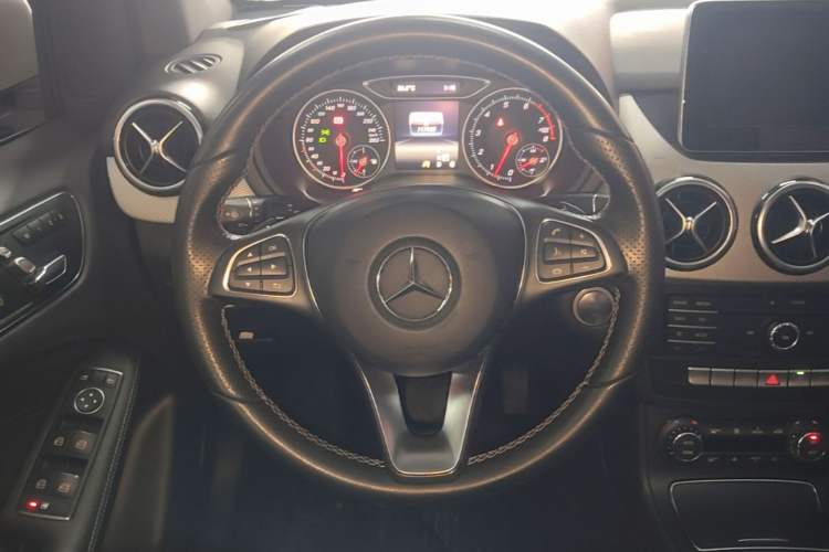 Used Mercedes-Benz B-Class 2015 B 200 Fashion Model Steering Wheel