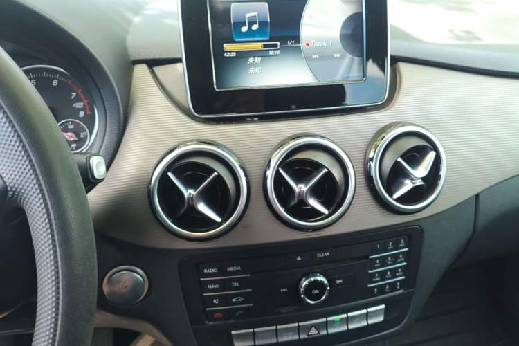 Used Mercedes-Benz B-Class 2016 B 180 Audio And AC Panel