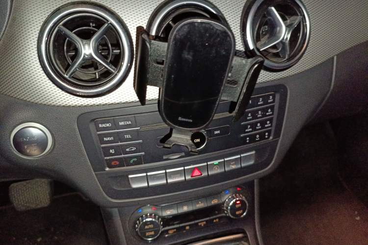 Used Mercedes-Benz B-Class 2016 B 200 Exclusive Edition Audio And AC Panel