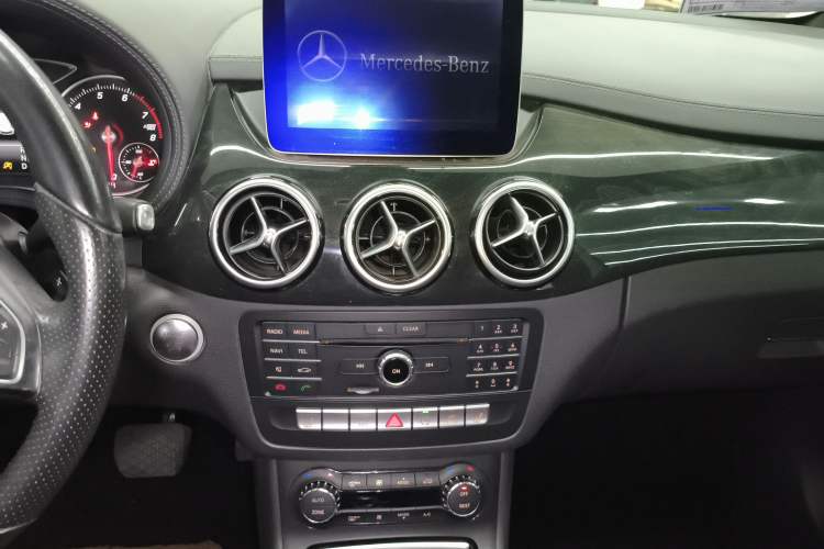 Used Mercedes-Benz B-Class 2016 B 200 Exclusive Edition Audio And AC Panel