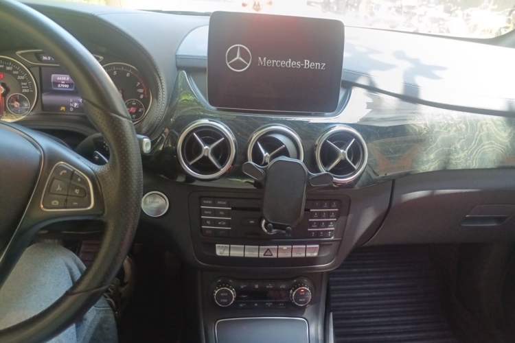 Used Mercedes-Benz B-Class 2016 B 200 Exclusive Edition Audio And AC Panel