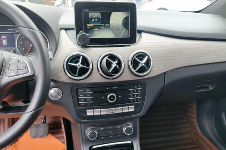 Used Mercedes-Benz B-Class 2016 B 180 Audio And AC Panel