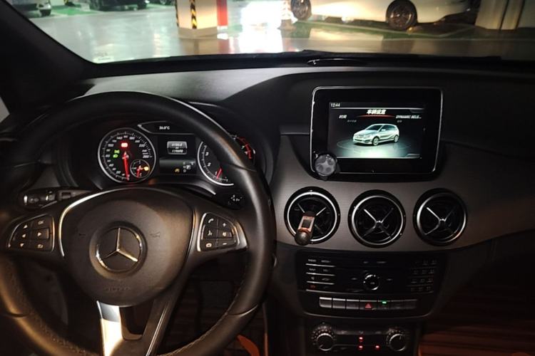 Used Mercedes-Benz B-Class 2016 B 180 Center Console