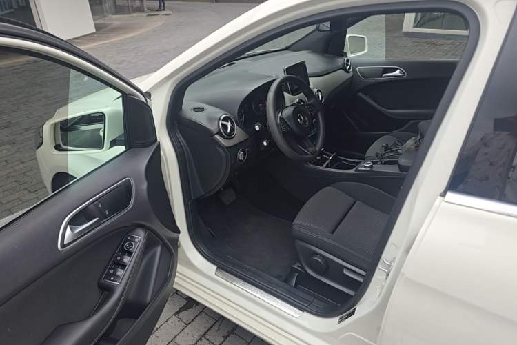 Used Mercedes-Benz B-Class 2016 B 180 Driver Seat