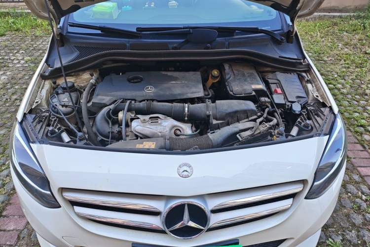 Used Mercedes-Benz B-Class 2016 B 180 Engine Bay